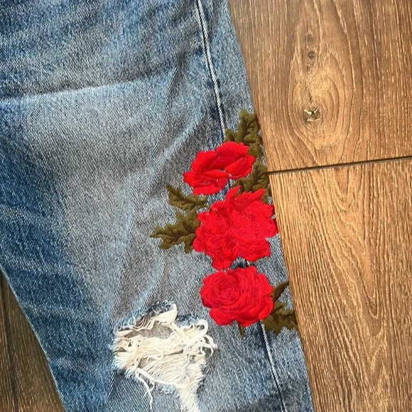 Levi Women’s Rose Jeans - Picture 3 of 3